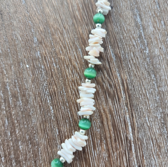 Conch Shell Chip Necklace Green Beads Barrel Clasp Boho Festival 1970s Vintage - Picture 4 of 7